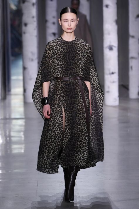 Michael Kors RTW Fall 2023 [PHOTOS] – WWD Michael Kors Fall, Michael Kors Collection, 2023 Collection, Fall 2023, Winter Fashion Outfits, Ponchos, Fashion News, Winter Fashion, Coats Jackets