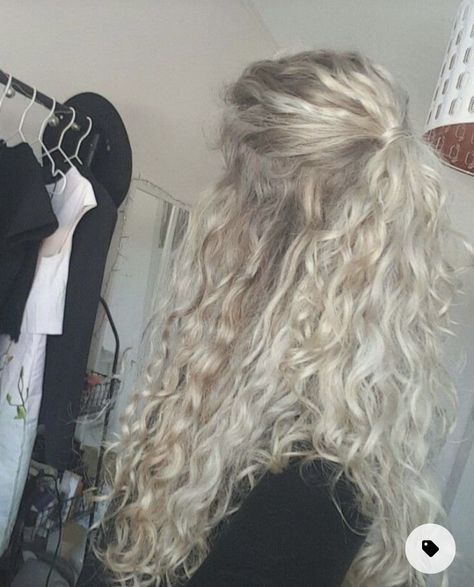 Natural Bueaty, Long Platinum Blonde, Silver White Hair, Long White Hair, White Blonde Hair, Cool Blonde Hair, Beautiful Gray Hair, Blonde Curly Hair, Curly Hair Styles Easy