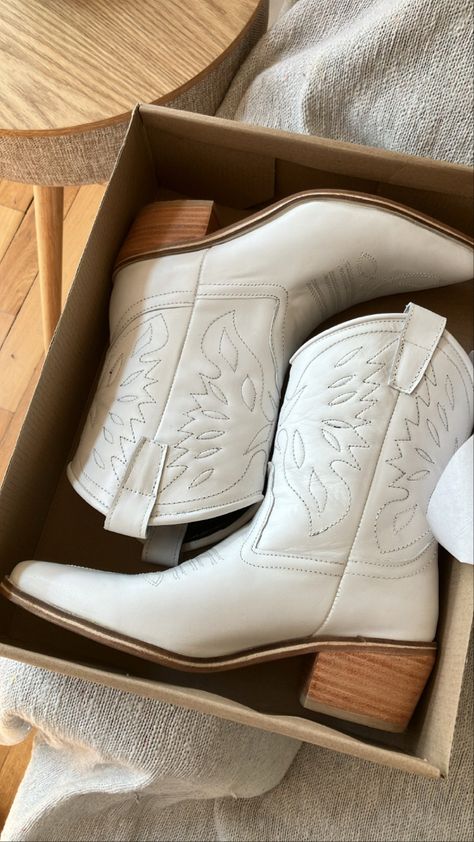 Mini Cowgirl Boots, White Cowboy Boots Aesthetic, Cow Boots, Botas Cowboy, White Cowgirl Boots, Bota Country, Cowboy Girl, Cowgirl Aesthetic, Shoe Inspo