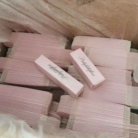 Pretty Lipstick Packaging, Lip Gloss Box Packaging, Lipstick Box Packaging, Lipgloss Packaging Ideas, Lip Gloss Packaging Ideas, Makeup Business Names, Lip Gloss Packaging, Lipgloss Business, Custom Lipstick