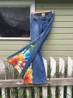 Hippie Costume Diy, Customized Jeans, Återvinna Jeans, Hippie Jeans, Eco Clothing, Estilo Hippie, Diy Vetement, Hippie Costume, Upcycle Jeans