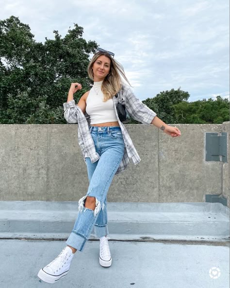 Outfit Inspo With Straight Jeans, Fits With Straight Leg Jeans, Mom Jeans Casual Outfit Summer, Straight Jeans Converse Outfit, Outfits With Mom Jeans Winter, Flannel And Jeans Outfit Winter, Converse And Mom Jeans Outfit, Converse Graduation Outfit, Casual Outfits With Straight Leg Jeans