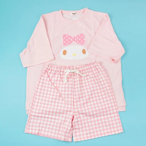 Look cute while you're chilling at home with this kawaii My Melody pajama set! The set comes with a shirt that features My Melody's face and elastic checkered pants. Wear this set to bed or at your next slumber party!  Size (women's sizing): M-L Shirt and pants width: 79 - 94 cm / 39.1 - 37.01 inches Shirt and pants he My Melody Face, My Melody Outfit, Sanrio Outfits, Kawaii My Melody, Kawaii Pajamas, Kitty Clothes, Hello Kitty Clothes, Cute Pjs, Checkered Pants