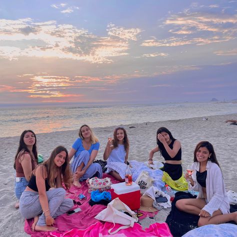 picnic at the beach Birthday Ideas At The Beach, Beach Bday, Birthday At The Beach, Picnic At The Beach, Combined Birthday Parties, Birthday Picnic, Beach Instagram Pictures, Sleepover Birthday Parties, Beach Birthday Party