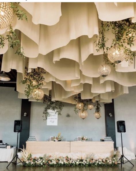 Ceiling Feature Restaurant, Ceiling Design For Wedding Reception, White Fabric Ceiling, Diy Fabric Ceiling, Roof Decoration Ideas For Wedding, Hanging Ceiling Decor Wedding, Curtain Ceiling Design, Wedding Flower Ceiling, Event Ceiling Decor