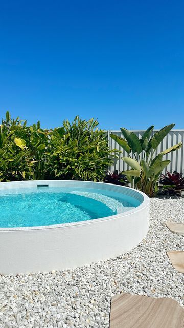 Diy Splash Pool, Plunge Pool Ideas Small Spaces, Diy Plunge Pool, Round Pools, Backyard Vibes, Backyard Goals, White Pool, Dipping Pool, Pools For Small Yards