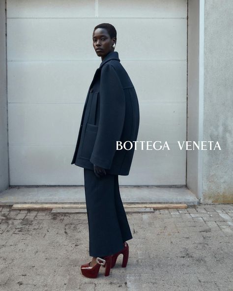 Bottega Veneta's First Matthieu Blazy Campaign Is a Free Book Bottega Veneta Editorial Ad Campaigns, Bottega Veneta Matthieu Blazy, Bottega Veneta Editorial, Fashion Shoot Poses, Fashion Advertising Campaign, Bottega Veneta Campaign, Moodboards Fashion, Campaign Photography, Fashion Campaign