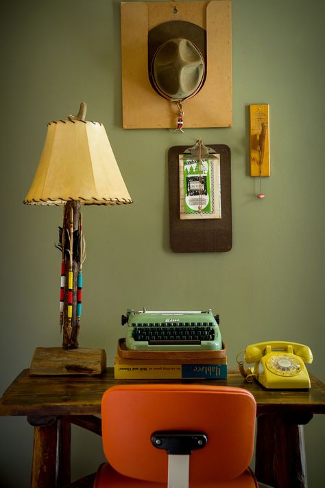 Vintage Details for the desk area Looks like a set right out of Moonrise Kingdom Themed Hotel Rooms, Moonrise Kingdom, Modern Office Design, Hiasan Bilik, Casa Vintage, Desk Areas, Metroid, Decor Guide, Retro Home Decor