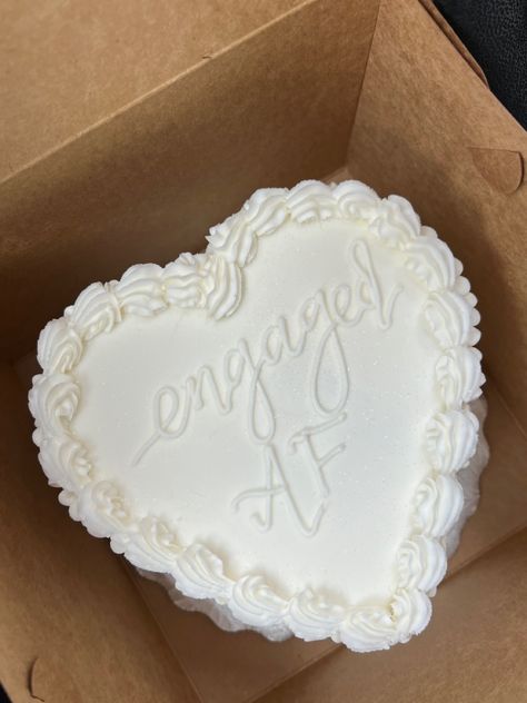 White Engagement Party, Backyard Engagement Parties, Engagement Party Diy, Engagement Party Themes, Engagement Party Cake, Engagement Party Planning, Engaged Af, Engagement Dinner, Engagement Inspo