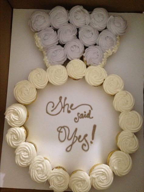 Bridal shower ring cupcake cake, she said yes! She Said Yes Cupcakes, Ring Cupcakes, She Said Yes Cake, Cupcake Cake Ideas, She Said Yes Engagement Party, Engagement Party Bbq, Ring Cupcake, Baby Shower Cake Sayings, Wedding Shower Cupcakes