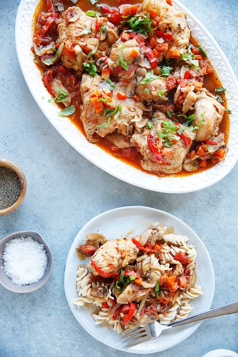 Instant Pot Chicken Cacciatore - Lexi's Clean Kitchen Chicken Recipes Italian Dressing, Instant Pot Chicken Cacciatore Recipe, Easy Instant Pot Chicken Recipes, Chicken Recipes Italian, Instant Pot Chicken Cacciatore, Healthy Heart Recipes, Instant Pot Chicken Recipes, Cacciatore Recipes, Chicken Cacciatore Recipe