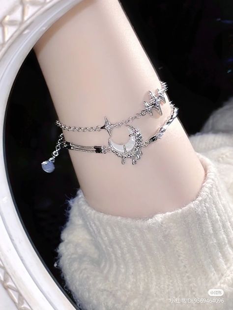 Korean Jewellery, Fantasy Jewelry Magic, Stylish Jewelry Accessories, Spring Jewelry Trends, Ethereal Jewelry, Butterfly Anklet, Golden Globes Red Carpet, Pretty Jewelry Necklaces, Sweet Jewelry