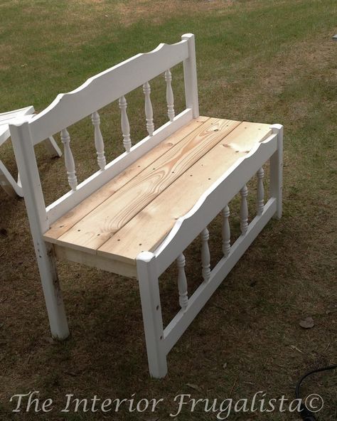 bench made from headboard and footboard of a twin size bed Headboard Benches, Koti Diy, Headboard Bench, Old Beds, Hemma Diy, Diy Bench, Wooden Bench, Refurbished Furniture, Outdoor Bench