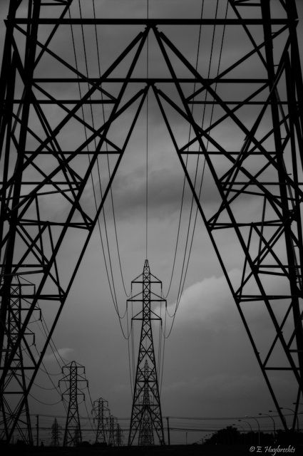 22 landscape photographs that use power lines to great effects Internal Framing Photography, Use Of Value In Photography, Framing In Photography, Triangle Photography, Shape Photography, Line Photography, Landscape Photography Tips, Power Lines, Black And White Photograph