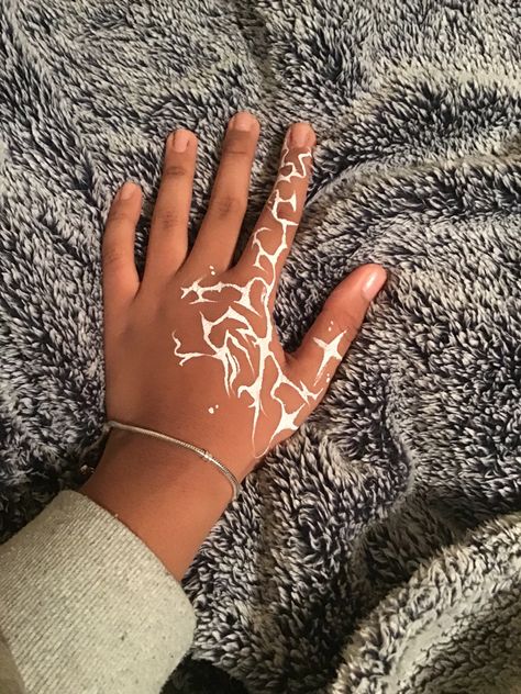 Arm Drawings Skin, Arm Drawings On Skin, Cute Stuff To Draw On Your Hand, Fun Things To Draw On Your Hand, Hand Drawings On Hand With Pen Y2k, Leg Doodles Sharpie, Markings On Skin Drawing, Hand Drawing Ideas On Skin, Things To Draw On My Hand