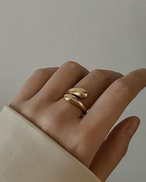 10 Rings for any occasions, waterproof and tarnish free✨ (Don’t miss out our Bundle & Save offer ends tomorrow night😉) 🏷️ Giselle 🏷️ Jacque 🏷️ Coco 🏷️ Yves 🏷️ Dylan 🏷️ Arlo 🏷️ Cassidy 🏷️ Elle + Karla 🏷️ Venice #OréeJewellery #OréeRings Luxury Dainty Gold Plated Rings, Luxury Sleek Gold Rings, Rings Aesthetic Cartier, Gold Tarnish-resistant Rings For Everyday Luxury, Jewelry Store Branding, Elegant Gold Shell-shaped Rings, Jewelry Layering, Jewellery Photography Inspiration, Pearl Shop