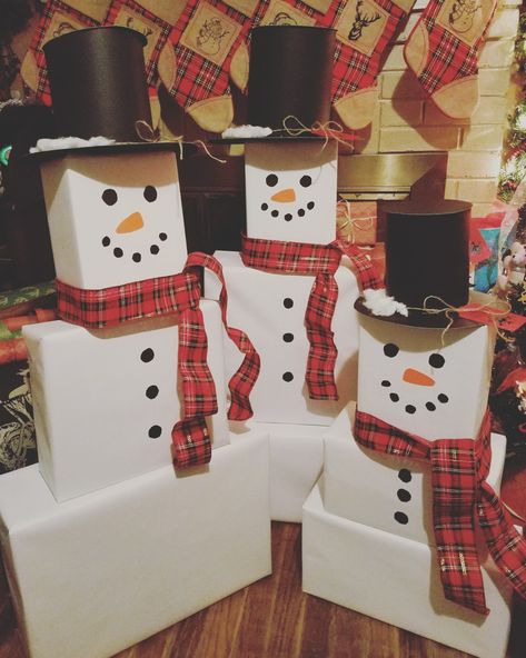 Snowman wrapping for kids' Christmas gifts ☃ Snowman Christmas Gift Tower, Box Snowman Diy, Snowman Gift Wrapping Ideas, Christmas Wrapping Paper Theme Ideas, Snowman Wrapped Presents, Snowman Wrapping Ideas, Snowman Boxes Christmas, Snowman Christmas Presents, Snowman Presents Tower