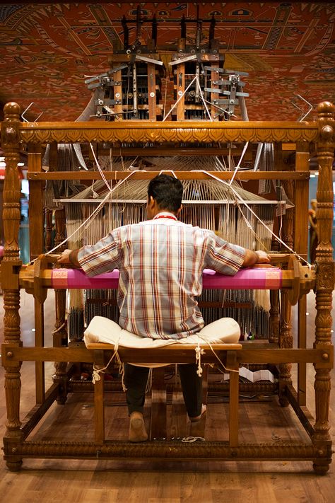 A talented artist probably wove my saree on a loom much like this. Handloom Weaver, Weaving Machine, Tenun Ikat, Handloom Weaving, Handloom Fabric, Indian Textiles, Weaving Projects, Dyeing Techniques, Ikat Fabric