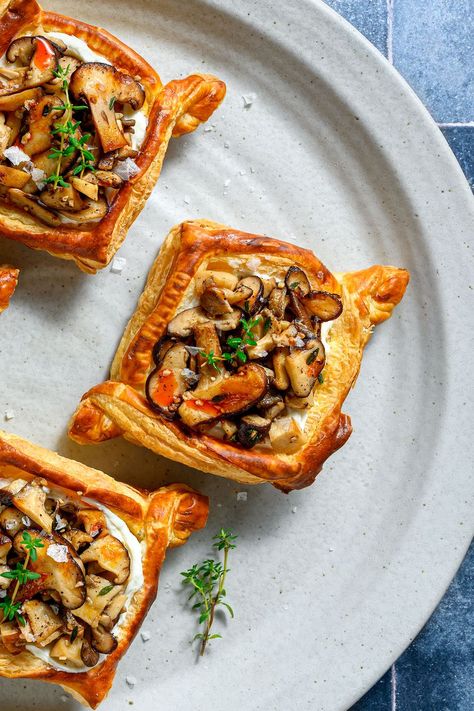 Mushroom Puff Pastry Recipes, Cottagecore Brunch, Tartlets Savory, Savory Puffs, Savory Tartlets, Appetizer Puff Pastry, Salty Pastries, Savory Tart Recipes, Mushroom Puff Pastry