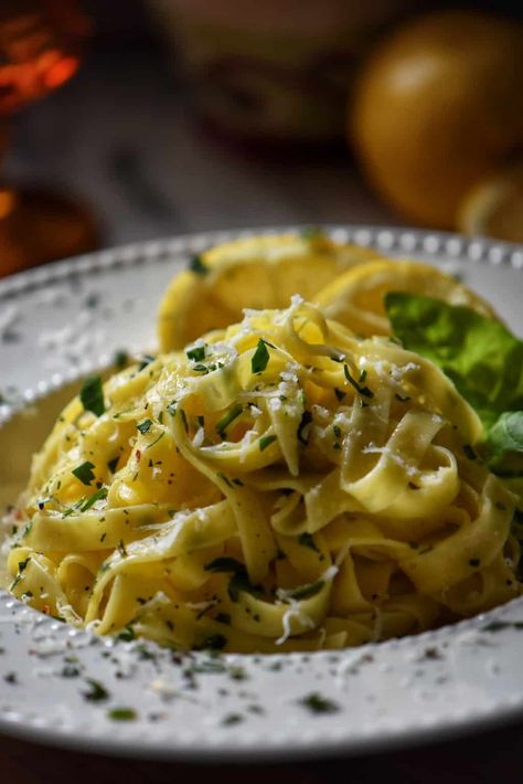 A quick and easy Lemon Pasta recipe that makes a great main or a side dish. #lemonpasta #simplerecipe #Italianpasta #easyrecipe #Italianrecipes Italian Lemon Pasta, Easy Lemon Pasta, Lemon Pasta Recipe, Tagliatelle Recipe, Recipe Using Lemons, Lemon Pasta Recipes, Creamy Garlic Pasta, Cream Cheese Pasta, Lemon Spaghetti