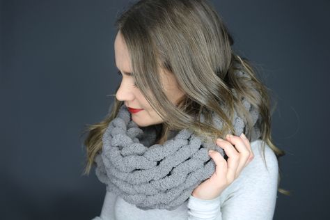 Ever tried arm knitting? Well, this DIY Hand Knitted Scarf technique is easier than ever. Create a DIY Knitted Scarf in under an hour. Geek Knitting, Knitting Infinity Scarf, Arm Knitting Scarf, Scarves Crochet, Hand Knitted Scarf, Crochet Cowls, Hand Knitting Diy, Arm Knit, Art Geek