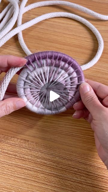 Diy Rope Basket No Sew Fabric Bowls, How To Basket Weave, Yarn Basket Weaving Diy, How To Make A Rope Basket, Rope Baskets Diy, Rope Baskets Diy Tutorials, Macrame Basket Tutorial, Macrame Basket Diy, Basket Weaving Tutorial