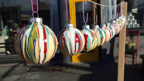 Drip Paint Ornaments, Poured Paint Christmas Ornaments, Paint Dipped Ornaments, Nail Polish Ornaments, Dipped Christmas Ornaments, How To Paint Ornament Balls, Baking Soda Paint Ornaments, Hand Painted Christmas Balls Diy, Painted Christmas Balls