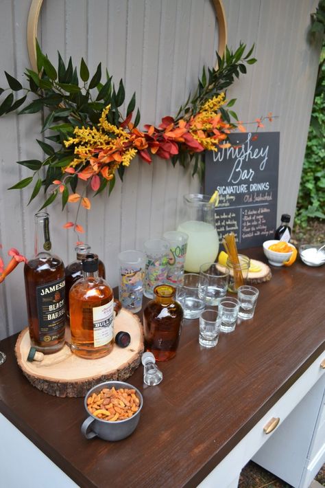 Easy to Make Whiskey Bar. Whiskey Bar. How to Make a Whiskey bar. Party Bar. Whiskey Bar Party, Festa Jack Daniels, Whiskey Tasting Party, Bourbon Tasting, Bourbon Bar, Sandwich Bar, Birthday Bar, Whiskey Tasting, Drink Bar