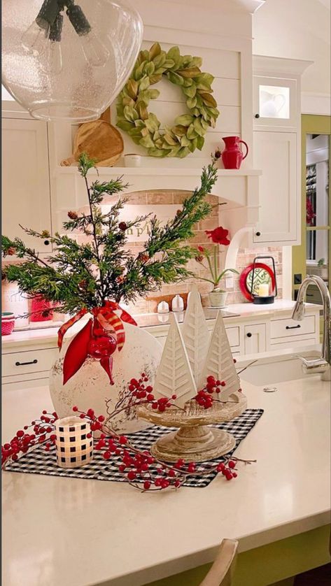 Christmas Countertop, Christmas Countertop Decor, Farmhouse Christmas Kitchen, Decorating Ideas For Christmas, Southern Christmas, Christmas Creative, Christmas Vignettes, Countertop Decor, Christmas Cottage