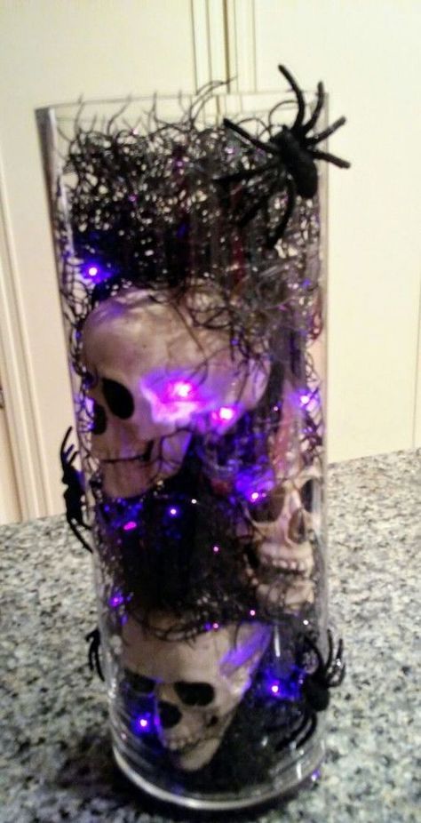 Indoor Vases, Gothic Party, Halloween Office, Casa Halloween, Dollar Tree Halloween, Dollar Store Halloween, Creepy Halloween Decorations, Halloween Centerpiece, Manualidades Halloween