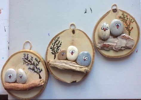 Pebble Ornaments, Diy Xmas Ornaments, Christmas Pebble Art, Diy Rock Art, Wooden Slices, Xmas Deco, Bird Crafts, Winter Crafts For Kids, Sea Glass Crafts