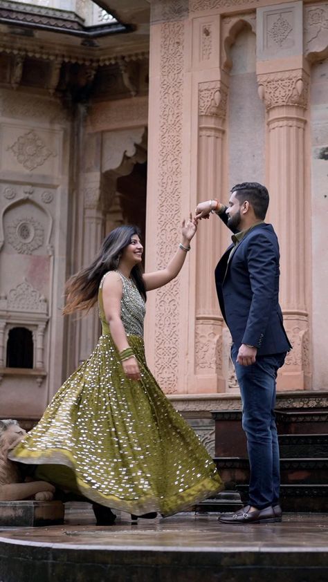 Preeweding Shoot, Prewedding Video Ideas, Couple Reels Ideas, Pre Wedding Video Shoot Ideas, Pre Wedding Shoot Outfit Ideas, Prewedding Shoot Ideas, Couple Video Ideas, Pre Wedding Photoshoot Beach, Bride Groom Photoshoot