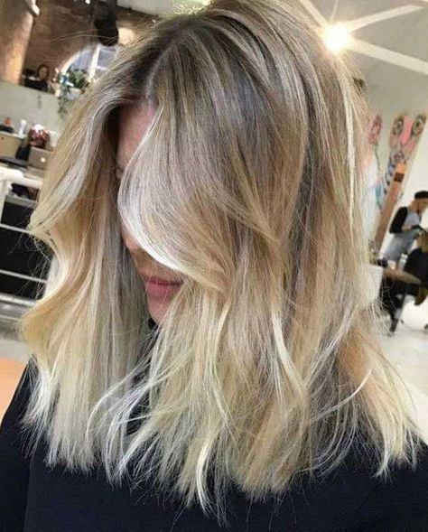 La technique de balayage en coiffure permet de donner de la lumière aux cheveux et de créer de la profondeur avec des nuances plus claires. Les cheveux châtains sont généralement trop plats mais avec un balayage, ils gagnent en éclat avec des reflets du soleil garantis. Nous vous suggérons 20 idées de balayage blond sur des cheveux châtains pour changer de tête en douceur. Californian Hair, Creamy Blonde, Bold Statements, Long Bob Hairstyles, Penteado Cabelo Curto, Brown Blonde Hair, Ombre Hair Color, Long Bob, Hair Envy