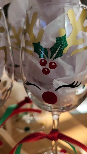 Wine Glass Crafts Christmas, Wine Glasses Christmas, Reindeer Cute, Christmas Wine Glasses, Ideas Navidad, Christmas In July Sale, Wine Glass Crafts, Instagram Christmas, 2023 Christmas