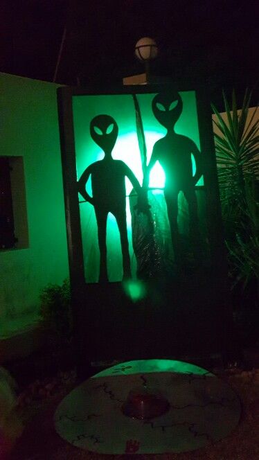 Diy Aliens Decorations, Alien Party Decorations Outer Space, Alien Window Display, Alien Halloween Decorations Outdoor, Alien Theme Bedroom, Alien Themed Halloween Decorations, Alien Theme Halloween Decorations, Alien Halloween Party Ideas, Alien Set Design