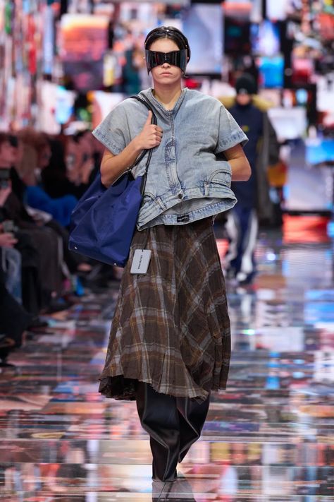 Balenciaga Fall 2024 Ready-to-Wear Fashion Show | Vogue Balenciaga Runway, Art Flash, Balenciaga Fashion, High Fashion Runway, Fashion Trend Forecast, Moda Paris, Runway Trends, Print Trends, Fashion Show Collection