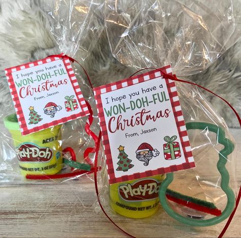 Class Gifts Preschool Christmas, Preschool Handmade Christmas Gift, Xmas Class Gift Ideas, Classroom Christmas Treat Bags, Christmas Present From Teacher To Kids, Cheap Christmas Gift Crafts, Student Christmas Presents From Teacher, Kindergarten Christmas Goodie Bags, Cheap Easy Student Christmas Gifts