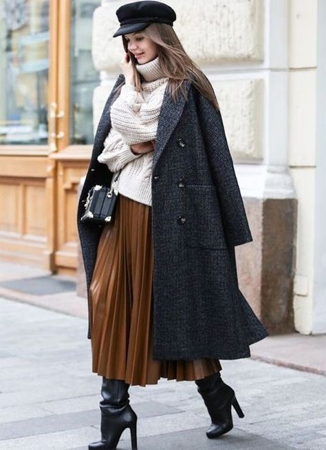 Pleated Skirt Winter Outfit, Pleated Skirt Outfit Winter, Leather Pleated Skirt Outfit, Pleated Skirt Winter, Skirt Outfit Winter, Pleated Skirt Outfit, Outfits Cold, Rok Plisket, Leather Pleated Skirt