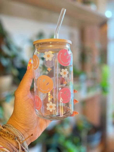 All Smiles Glass Can Cup - Cotton Plus Cream Vasos Aesthetic, Pastel Smiley Face, Bohemian Bungalow, Aesthetic Cups, Cup Business, Smiley Face Pattern, Spring Cups, Stationery Obsession, Trendy Water Bottles