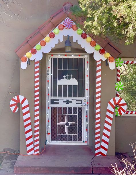 School Christmas Decorations Outdoor, Wrapping Paper Front Door Christmas, Ginger Christmas Decoration, Gingerbread House Front Door, Gingerbread Entryway, Christmas Gingerbread House Decorations Outdoor, Gingerbread Front Porch, Gingerbread Christmas Decor Outdoor, Gingerbread House Door Decorations