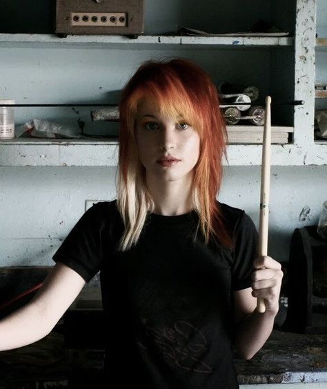 Haley Williams Hair, Paramore Riot, Hayley Wiliams, Haley Williams, Hayley Paramore, 2000s Outfit, Paramore Hayley Williams, Oh My Goddess, Scene Queens