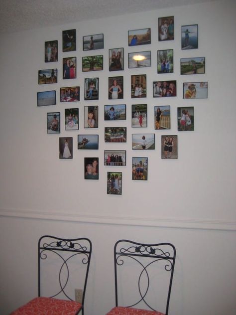 I wanted to make a big impact in my apartment but couldn't decide on just one piece of art or photo to hang. Since I had a ton of photos that I loved, I decided to make a gallery wall shaped like a heart!    First, I laid out my arrangement on the floor. I used a total of 36 frames - 15 horizontal and 21 vertical.    Place the top center photo on the wall. Make sure it is centered on your wall or lined up wherever you want the heart to be.    I hung the frames using command hooks. I st… Ways To Arrange Pictures On A Wall, Picture Heart Wall, Charleston Decor, Heart Photo Walls, Easy Collage, Template Heart, Photo Walls Bedroom, Diy Photo Wall, Photo Collage Diy