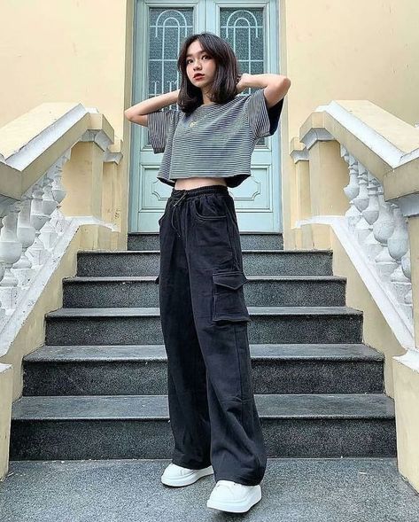 Cute Short Sleeve Outfits, Korean Fashion Summer Street Styles Seoul Cute Outfits, 1st Photoshoot, Mode Monochrome, Tokyo Street Fashion, Outfit Korean, Korean Casual Outfits, Grunge Look, Outfit Design