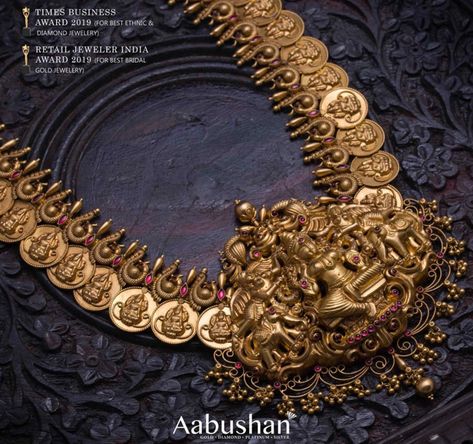 Antique gold Lakshmi kasulaperu haram photo Antique Gold Jewellery, Indian Wedding Jewelry Sets, Temple Jewelry Necklace, Gold Jewels Design, Gold Temple Jewellery, Bridal Jewels, Antique Necklaces Design, Perhiasan India, Antique Gold Jewelry Indian