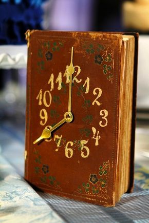 Diy Wall Clock Ideas, Book Clock, Diy Vintage Decor, Diy Wall Clock, Cool Clocks, Diy Clock Wall, Kitchen Renovations, Decor Shabby Chic, Grandfather Clock