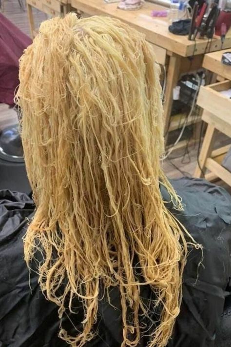 40 Embarrassing Hairdo Accidents That People Couldn’t Resist Sharing Online Hair Repair Diy, Bleach Damaged Hair, Haircut Fails, Hair Melt, Fried Hair, American Girl Hairstyles, Blonde Dye, Hair Repair Treatments, Color Rubio