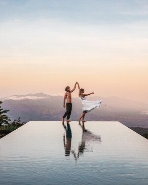 Best Hotels with a View in Bali Couples Vacation Photos, Munduk Bali, Best Couple Photos, Couples Travel Photography, Couple Travel Photos, Pool Poses, Travel Pose, Pool Photography, Image Couple