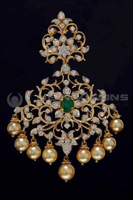 Saree Bollywood, Diamond Pendant Sets, Gold Pendant Jewelry, Wedding Jewellery Collection, Jewelry Showcases, Store Ideas, Gold Jewellery Design Necklaces, India Jewelry, Gold Earrings Designs