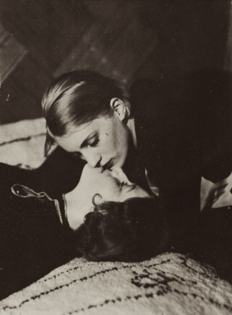 Man Ray Photography, Vintage Lesbian, Exposition Photo, Woman Loving Woman, Lee Miller, Fotografi Vintage, Lesbian Art, Centre Pompidou, Surrealism Photography