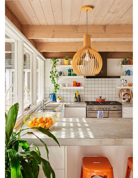 A Cheerful Beachside Retreat Beachside Kitchen, Arizona Living, Living Etc, Hus Inspiration, The Design Files, Küchen Design, House Inspo, Dream Kitchen, House Inspiration